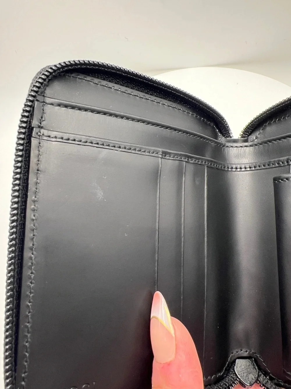7050. Authentic Gucci Black Leather Zip Wallet with Glossy Logo. Made in Italy. - Picture 14 of 16